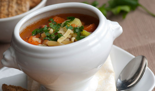 Soupe aux légumes du deuxième jour avec du pain (Ribollita)