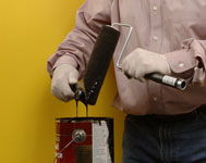 Comment nettoyer la peinture alkyde des couvertures de rouleaux et des cages