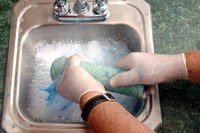 Comment nettoyer la peinture au latex des couvertures de rouleaux et des cages