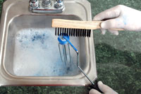 Comment nettoyer la peinture au latex des couvertures de rouleaux et des cages