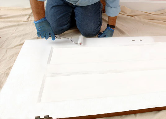 Comment peindre des portes à panneaux dans votre maison