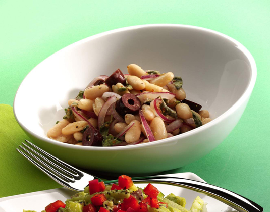 Salade de haricots blancs aux olives grecques et vinaigrette à la moutarde