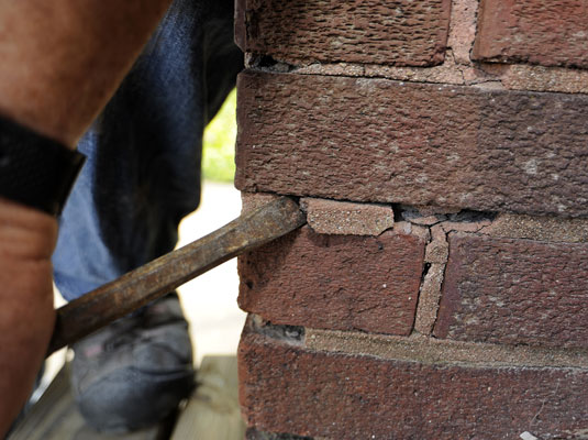 Comment réparer le mortier sur les murs de briques