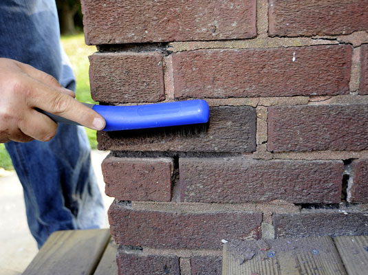 Comment réparer le mortier sur les murs de briques