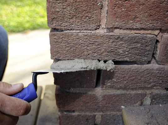 Comment réparer le mortier sur les murs de briques