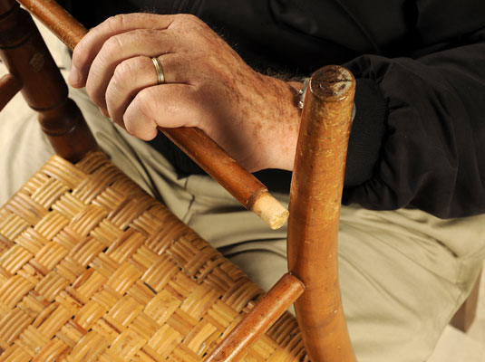 Réparation de vieilles chaises en bois