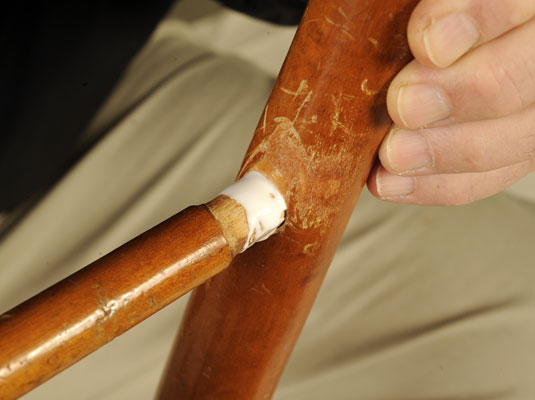 Réparation de vieilles chaises en bois