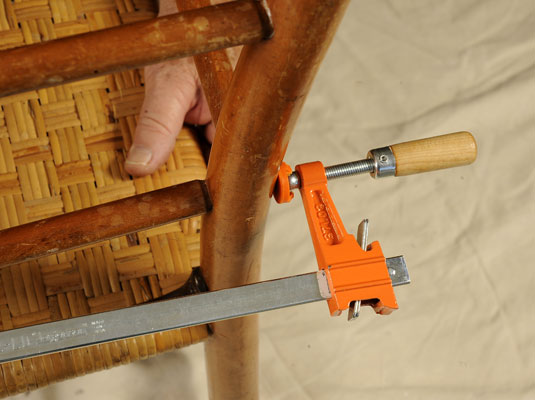 Réparation de vieilles chaises en bois