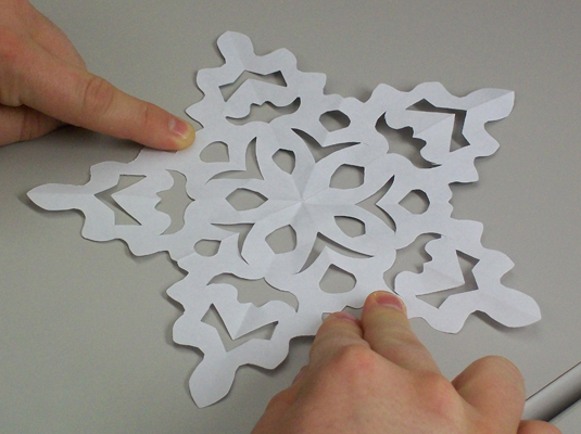Comment faire un flocon de neige en papier à cinq pointes