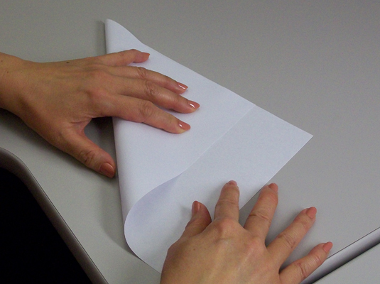 Comment faire un flocon de neige en papier à six pointes