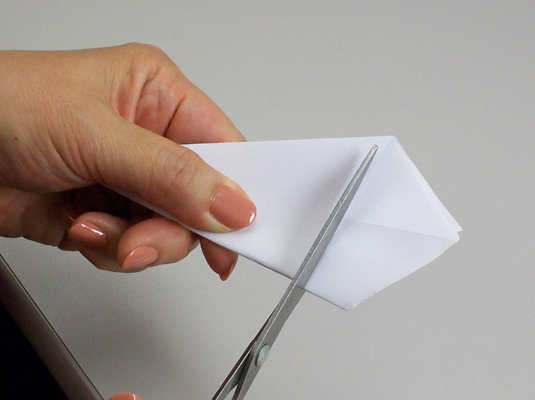 Comment faire un flocon de neige en papier à six pointes
