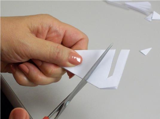 Comment faire un flocon de neige en papier à six pointes