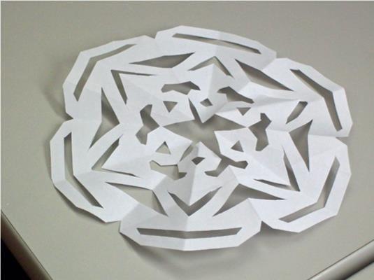 Comment faire un flocon de neige en papier à six pointes