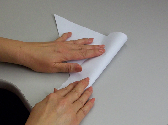Comment faire un flocon de neige en papier à six pointes