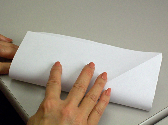 Comment faire un flocon de neige en papier à six pointes