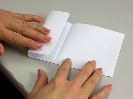 Comment faire un flocon de neige en papier à six pointes