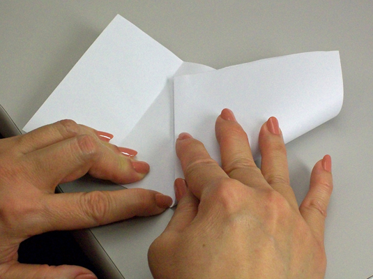 Comment faire un flocon de neige en papier à six pointes