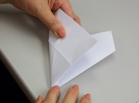 Comment faire un flocon de neige en papier à six pointes