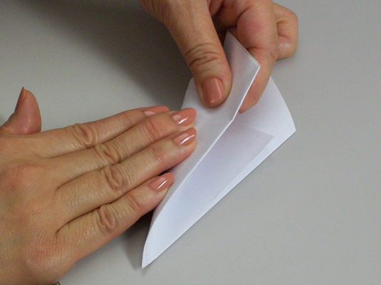 Comment faire un flocon de neige en papier à six pointes