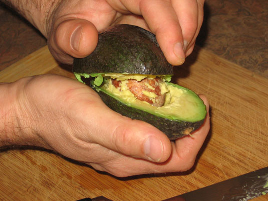 Comment dénoyauter et éplucher un avocat