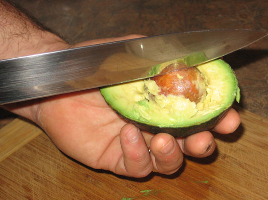 Comment dénoyauter et éplucher un avocat