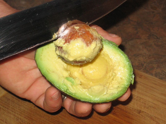 Comment dénoyauter et éplucher un avocat