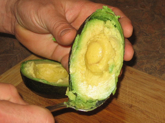 Comment dénoyauter et éplucher un avocat