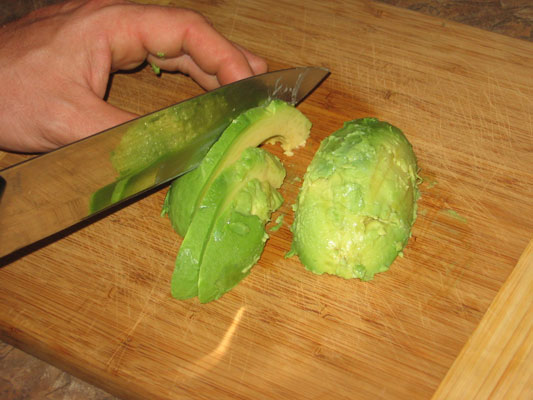 Comment dénoyauter et éplucher un avocat