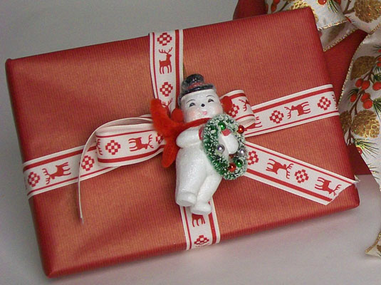 Comment utiliser des embellissements pour améliorer votre emballage cadeau
