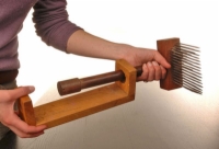 Comment préparer des fibres avec un peigne anglais