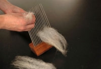 Comment préparer des fibres avec un peigne anglais