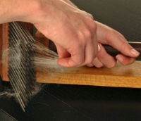 Comment préparer des fibres avec un peigne anglais
