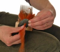 Comment préparer la fibre avec un mini-peigne
