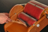 Comment préparer la fibre avec une cardeuse à tambour