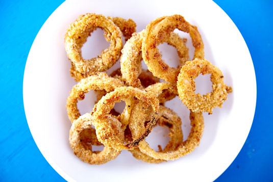 Recette d'apéritif Keto: Rondelles d'oignons croustillants au four