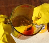 Comment mélanger le stock de colorant pour la fibre de teinture à la main