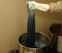 Comment teindre des écheveaux de fil d'une couleur unie
