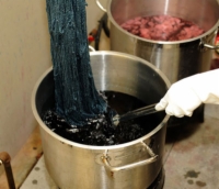 Comment teindre des écheveaux de fil d'une couleur unie
