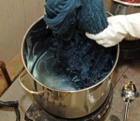 Comment teindre des écheveaux de fil d'une couleur unie