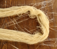 Mélanger la teinture et tremper les écheveaux de fil