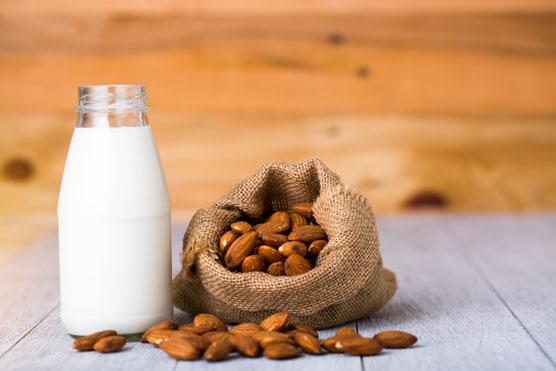 Sélectionnez les bons substituts de lait pour les desserts Keto