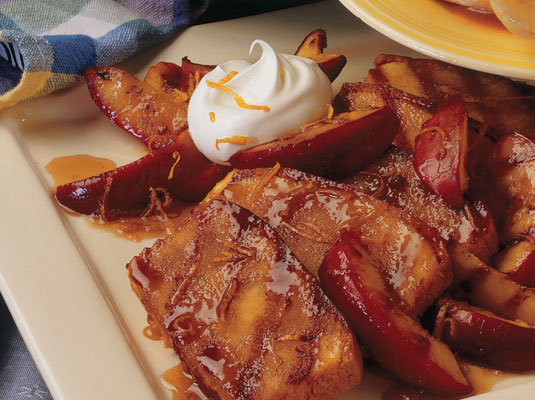 Quatre-quarts grillés et fruits avec sauce au brandy