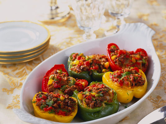 Poivrons farcis à la viande avec tomates, ail et aneth