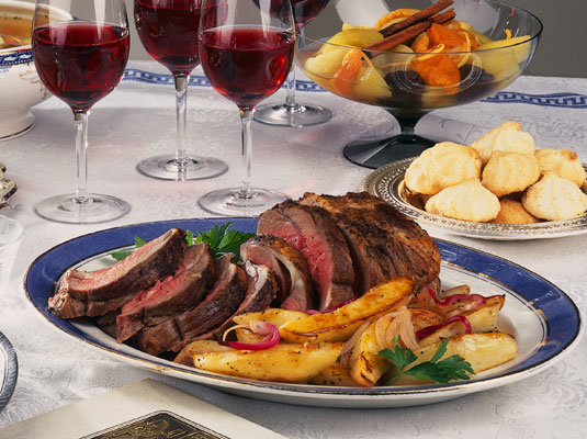 Agneau rôti à l'ail avec pommes de terre