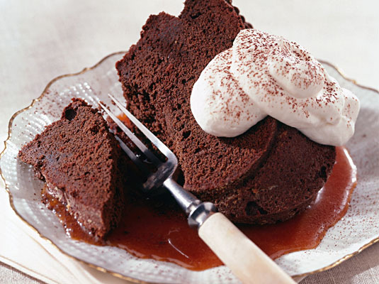 Gâteau Bundt au chocolat et aux épices avec sauce caramel à l'orange et au gingembre