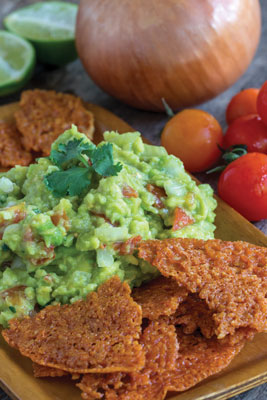 Recette d'apéritif Keto: Chips de fromage et guacamole