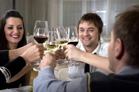 Recevoir avec du vin lors d'un dîner