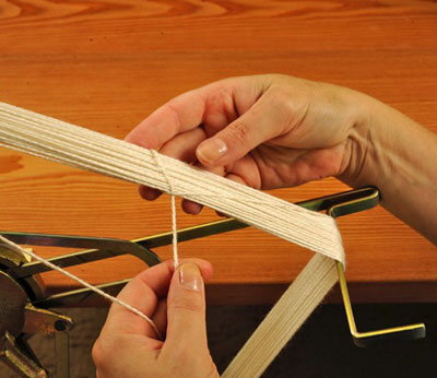 Préparation à la teinture du fil de laine d'une couleur unie