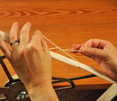 Préparation à la teinture du fil de laine d'une couleur unie