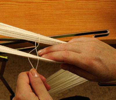 Préparation à la teinture du fil de laine d'une couleur unie